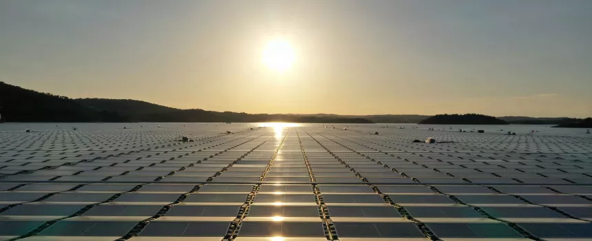 fotografia da plataforma solar flutuante na barragem do alqueva, ao final do dia