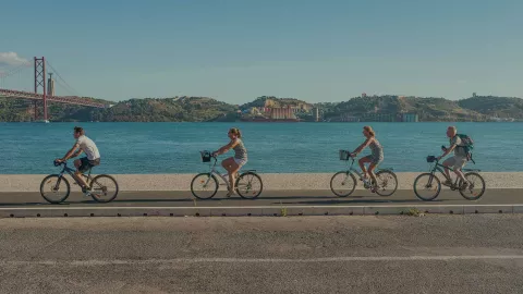 cidades sustentáveis e pessoas a andar de bicicleta