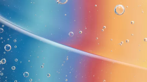 gotas de água em fundo colorido