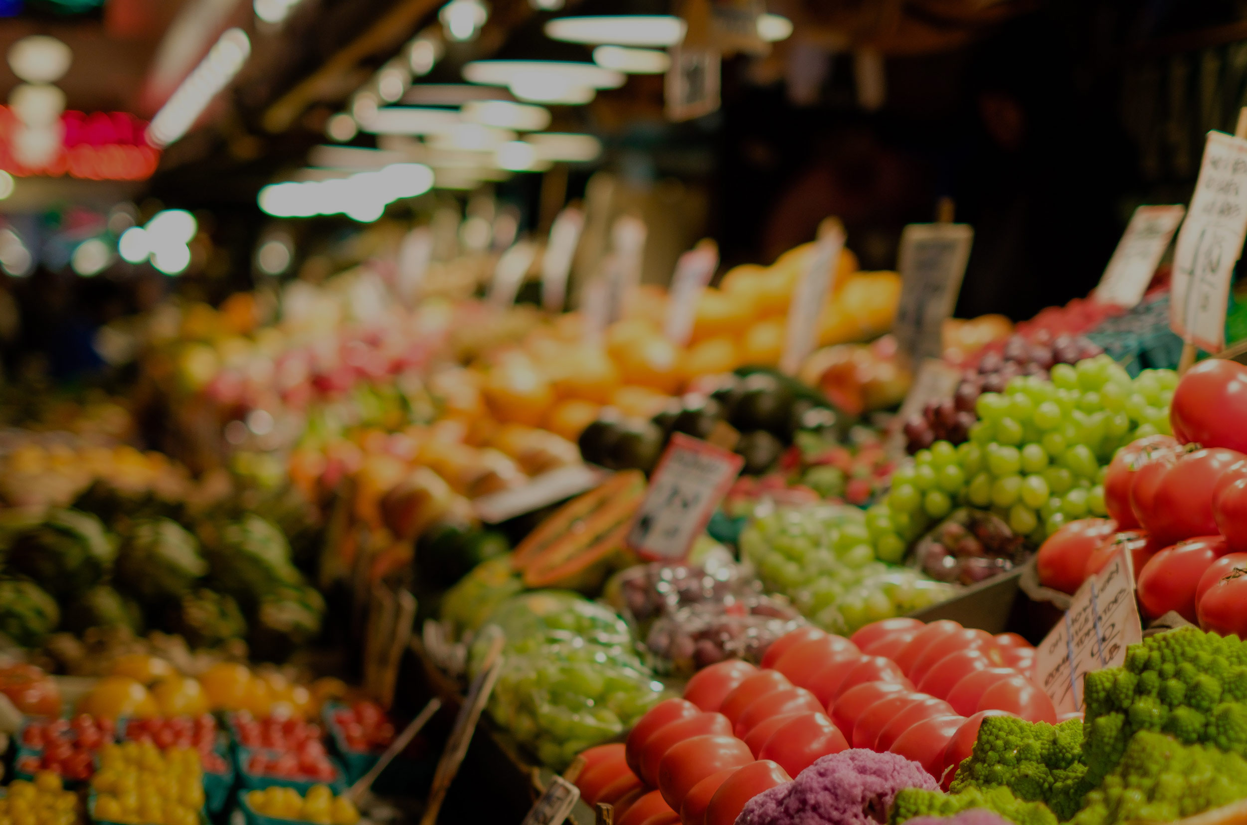 banca de um mercado com frutas e legumes Lazy image