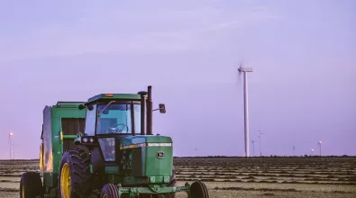 wind_turbine_tractor.jpg wind_turbine_tractor.jpg