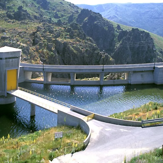 As barragens servem também como parques solares