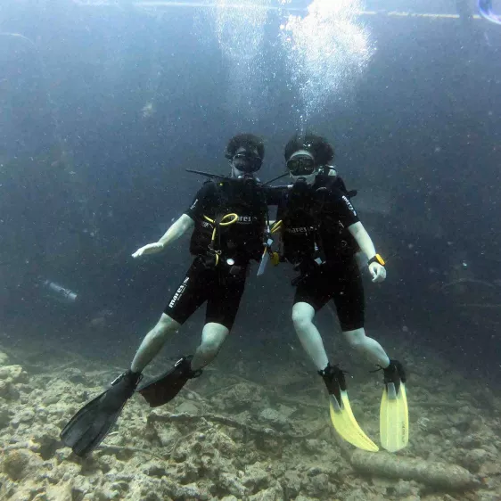 Rúben Galante and his wife diving underwater