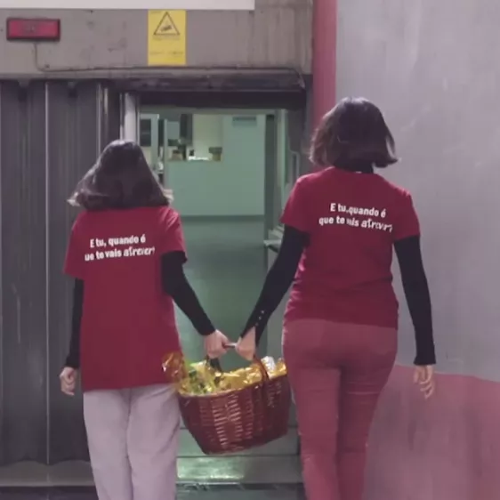 Duas voluntárias da EDP a entregar um cabaz de natal a uma instituição de solidariedade
