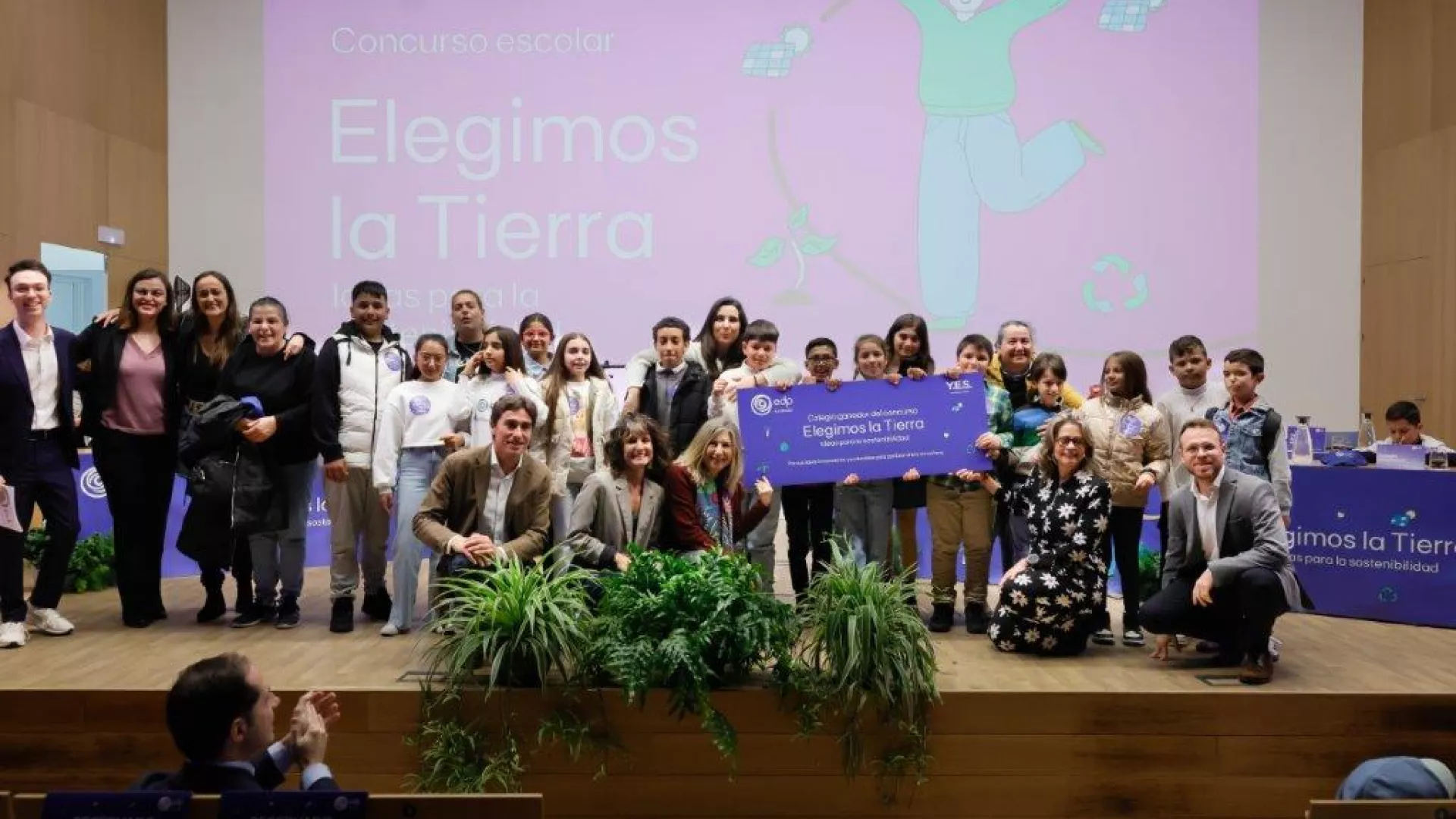 Alumnos%20y%20profesores%20del%20colegio%20San%20Vicente%20de%20Pa%C3%BAl%20de%20Jerez%2C%20ganador%20de%20Elegimos%20la%20Tierra%2C%20junto%20al%20jurado.JPG Alumnos%20y%20profesores%20del%20colegio%20San%20Vicente%20de%20Pa%C3%BAl%20de%20Jerez%2C%20ganador%20de%20Elegimos%20la%20Tierra%2C%20junto%20al%20jurado.JPG