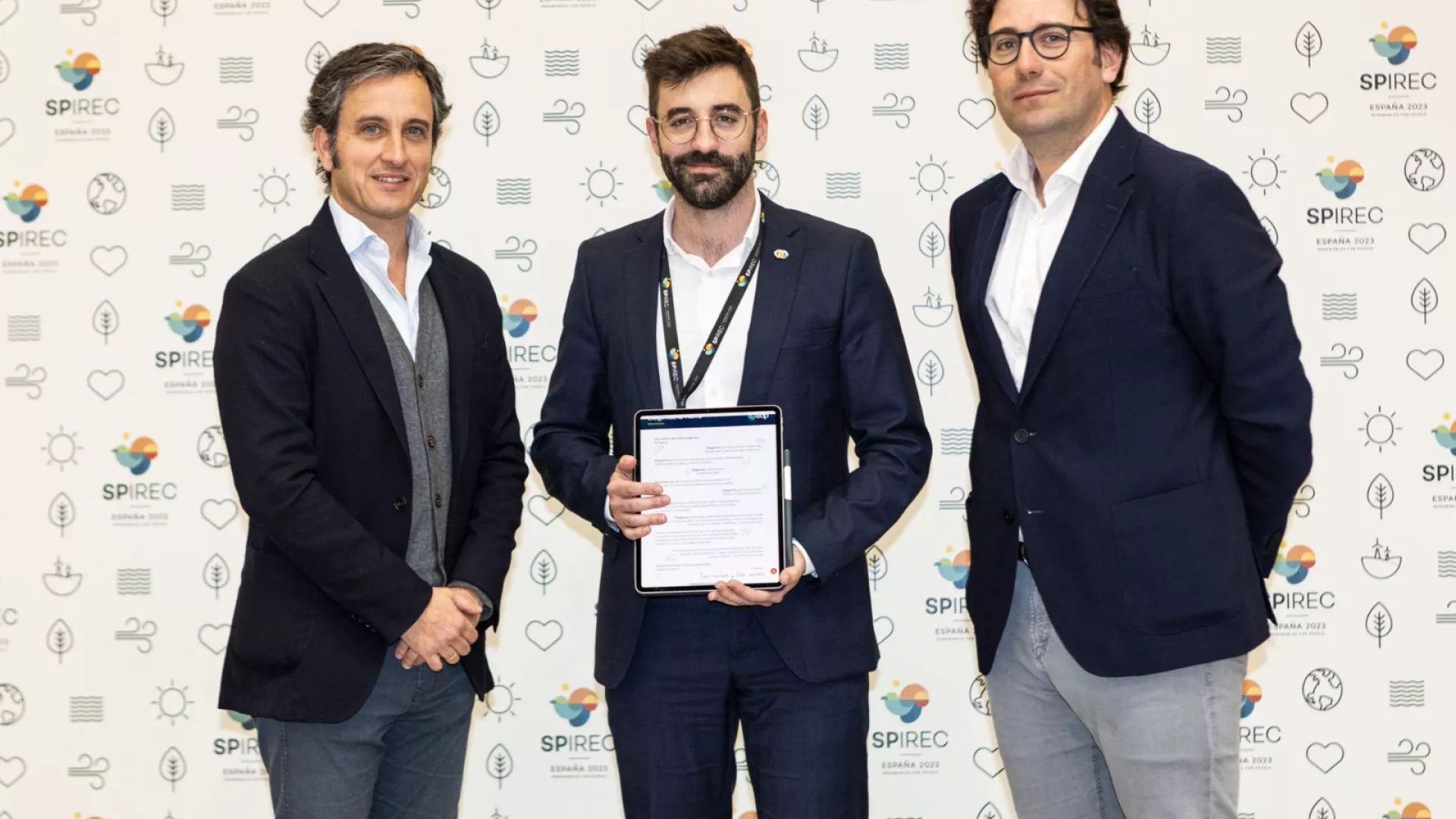 Gabriel%20Nebreda%2C%20director%20de%20Solar%20de%20EDP%20Espa%C3%B1a%3B%20Joan%20Groizard%2C%20director%20del%20IDEA%3B%20y%20Javier%20Mart%C3%ADnez%2C%20director%20de%20movilidad%20sostenible%20de%20EDP%20Espa%C3%B1a_0.jpeg