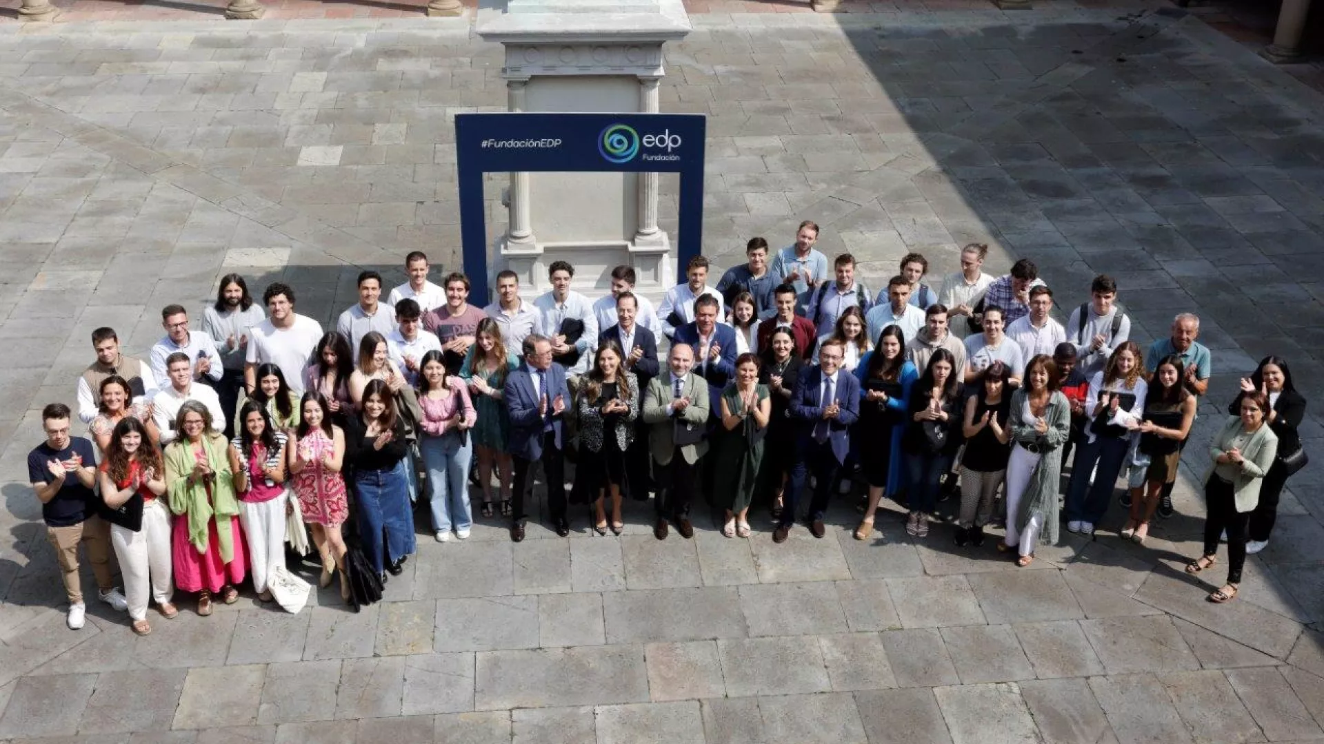 Los%20estudiantes%20con%20el%20rector%2C%20la%20CEO%20de%20EDP%20Espa%C3%B1a%20y%20la%20directora%20de%20la%20Fundaci%C3%B3n%20EDP_4.jpg