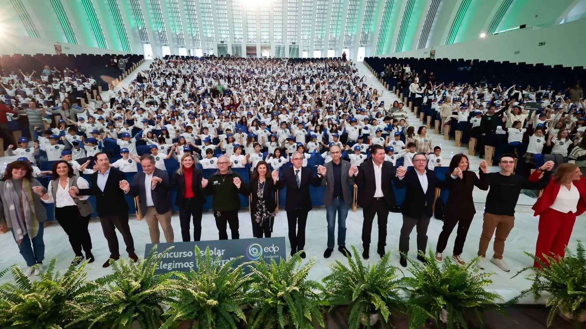 Todos%20los%20participantes%20en%20el%20concurso%20escolar%20Elegimos%20la%20Tierra%20cogidos%20de%20la%20mano_0.jpg Todos%20los%20participantes%20en%20el%20concurso%20escolar%20Elegimos%20la%20Tierra%20cogidos%20de%20la%20mano_0.jpg