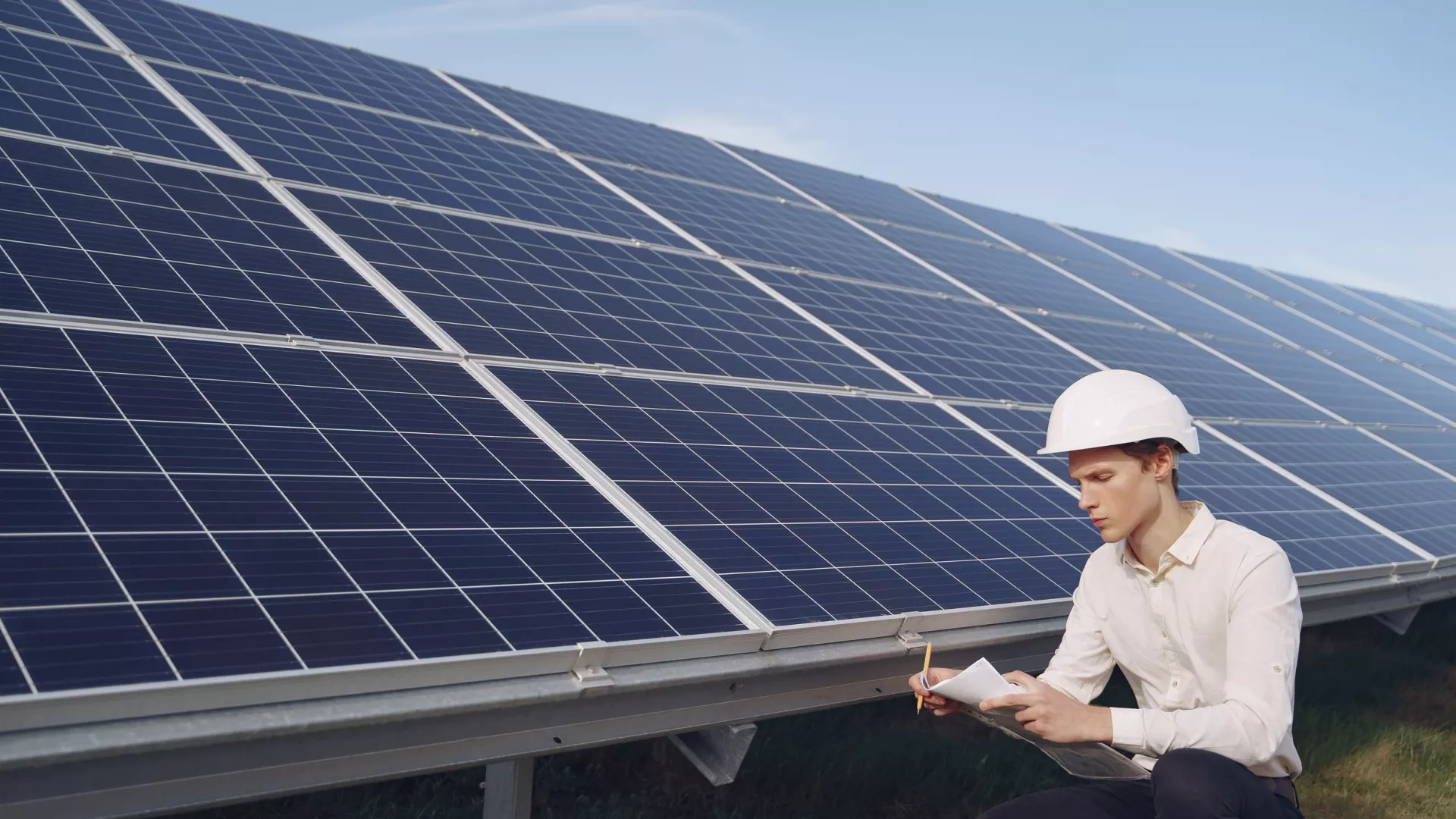 empresario-em-um-capacete-branco-perto-da-bateria-solar%20%281%29.jpg empresario-em-um-capacete-branco-perto-da-bateria-solar%20%281%29.jpg