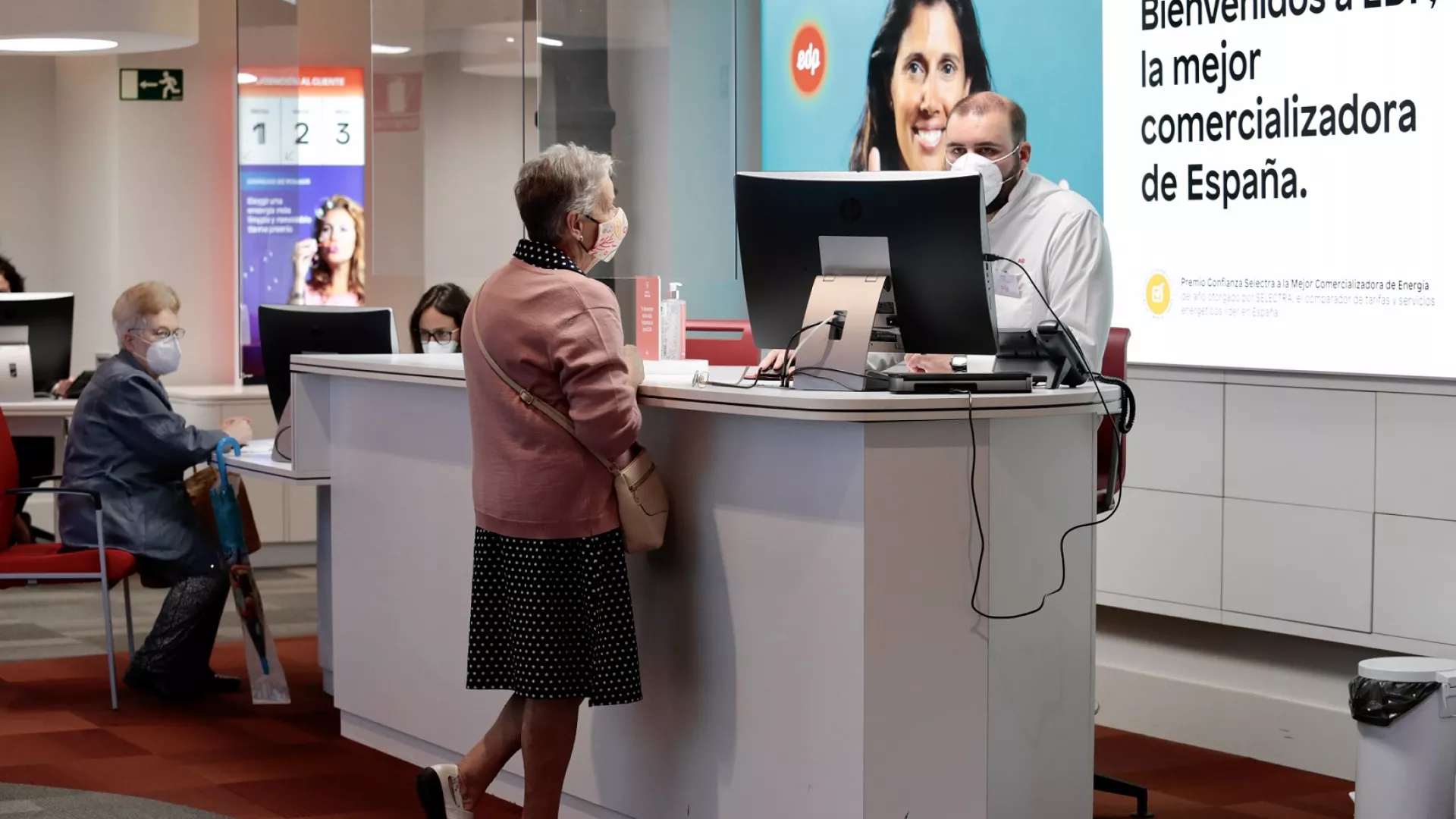 las_mamparas_integradas_en_los_puestos_de_atencion_garantizan_la_seguridad_en_las_oficinas_web.jpg