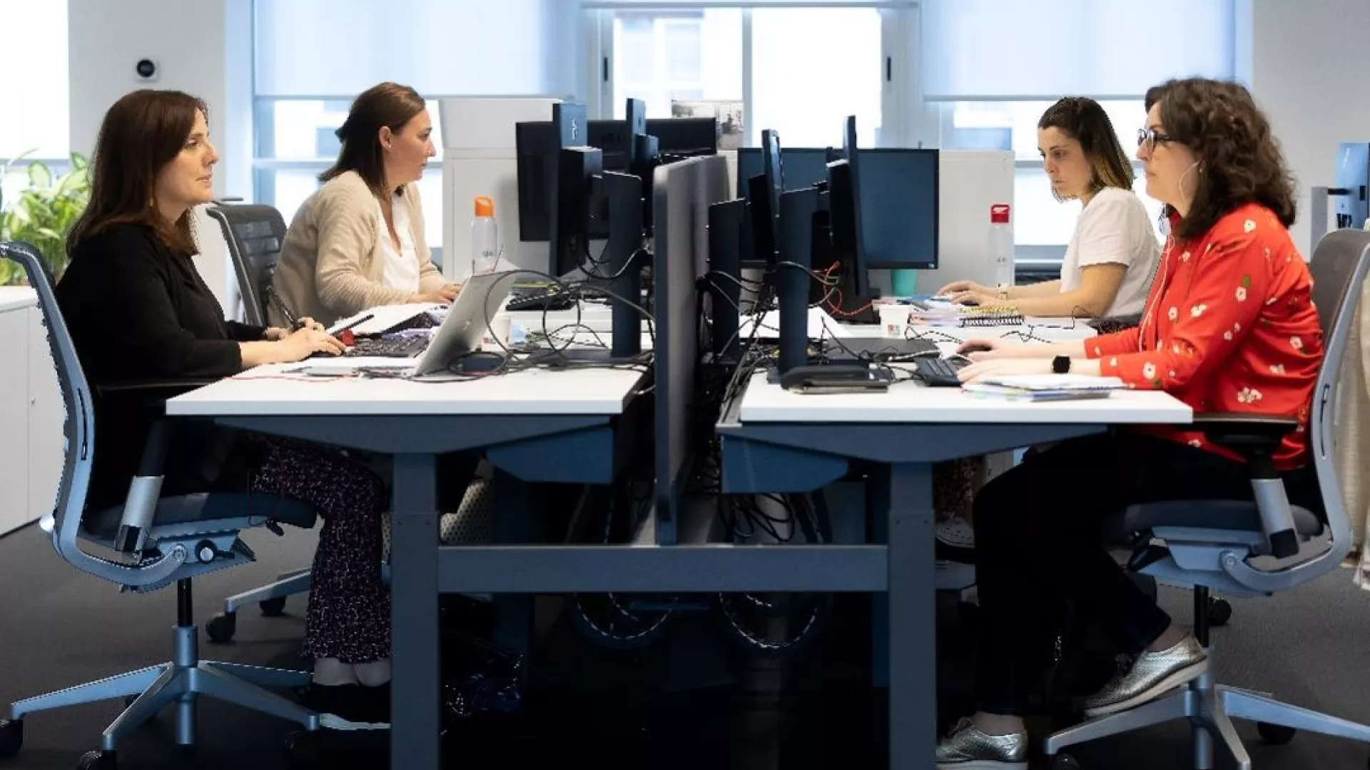 Empleados%20de%20EDP%20trabajando%20en%20la%20sede%20de%20la%20compa%C3%B1ia%20cm.jpg Empleados%20de%20EDP%20trabajando%20en%20la%20sede%20de%20la%20compa%C3%B1ia%20cm.jpg