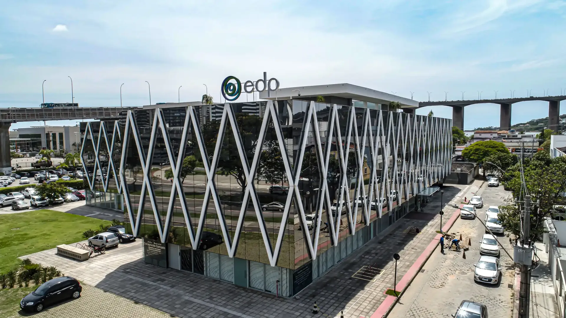 Fachada da EDP com céu ensolarado e reflexos no vidro