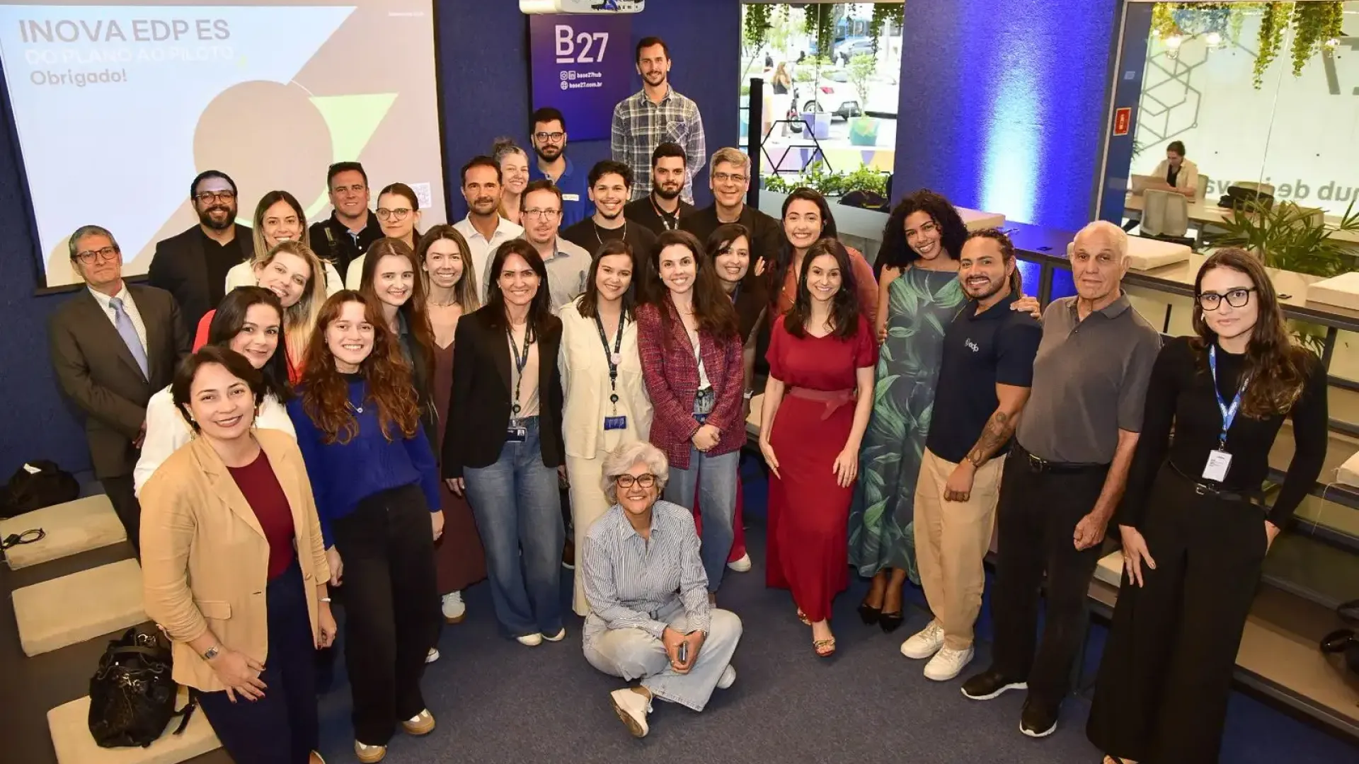 Equipe EDP, Sling Hub e convidados posam para a foto durante o evento de lançamento do Mapeamento de Startups