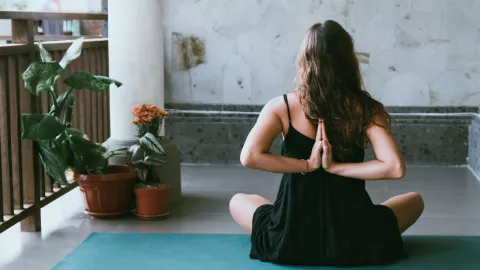 mulher a praticar mindfulness