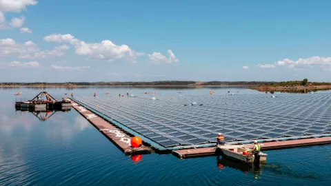 construction of the floating solar power plant on the alqueva dam