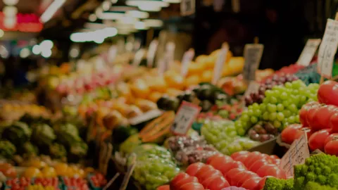 banca de um mercado com frutas e legumes