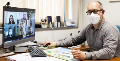 Enrique%20Gonz%C3%A1lez%20Tu%C3%B1%C3%B3n%2C%20del%20laboratorio%20qu%C3%ADmico%20de%20la%20central%2C%20durante%20la%20formaci%C3%B3n_0.jpg