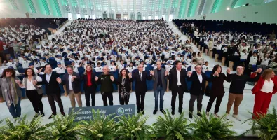 Todos%20los%20participantes%20en%20el%20concurso%20escolar%20Elegimos%20la%20Tierra%20cogidos%20de%20la%20mano_0.jpg