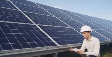 empresario-em-um-capacete-branco-perto-da-bateria-solar%20%281%29.jpg