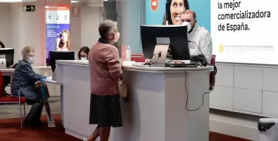 las_mamparas_integradas_en_los_puestos_de_atencion_garantizan_la_seguridad_en_las_oficinas_web.jpg