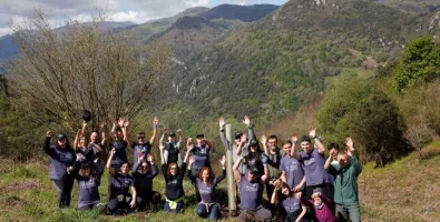 Becarios%20y%20colaboradores%20de%20EDP%20durante%20la%20plantaci%C3%B3n%20de%20%C3%A1rboles%202.JPG