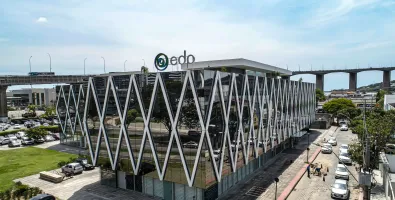 Fachada da EDP com céu ensolarado e reflexos no vidro