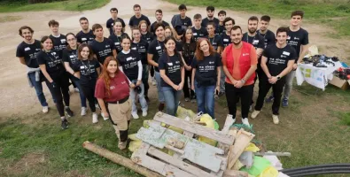 Los becarios realizando su primer voluntariado