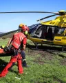 Momento%20en%20el%20que%20los%20bomberos%20se%20disponen%20a%20introducir%20a%20la%20persona%20indispuesta%20en%20el%20helic%C3%B3ptero_0.jpg