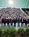 Todos%20los%20participantes%20en%20el%20concurso%20escolar%20Elegimos%20la%20Tierra%20cogidos%20de%20la%20mano_0.jpg
