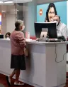 las_mamparas_integradas_en_los_puestos_de_atencion_garantizan_la_seguridad_en_las_oficinas_web.jpg