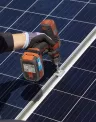 rrss_un_tecnico_fija_los_soportes_de_una_instalacion_fotovoltaica_de_autoconsumo_de_edp.jpg