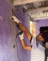 Rapaz fazendo obra numa parede
